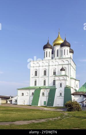 Die Dreifaltigkeitskathedrale befindet sich im Pskov Krom oder Kreml. Das heutige Gebäude wurde ab 1691 erbaut und 1699 eingeweiht Stockfoto