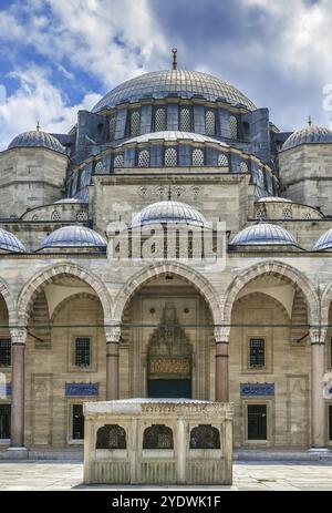 Die Suleymaniye-Moschee ist eine osmanische Kaisermoschee. Es ist die größte Moschee in Istanbul, Turkeyl. Blick vom Innenhof Stockfoto