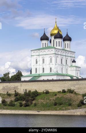 Die Dreifaltigkeitskathedrale befindet sich im Pskov Krom oder Kreml. Das heutige Gebäude wurde ab 1691 erbaut und 1699 eingeweiht Stockfoto