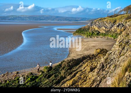 Zerklüftete Klippen im Jack Scout-Gebiet der Küste von Silverdale an der Morecambe Bay. Gesehen an der Stelle, an der der Fluss Kent in die Bucht fließt. Stockfoto