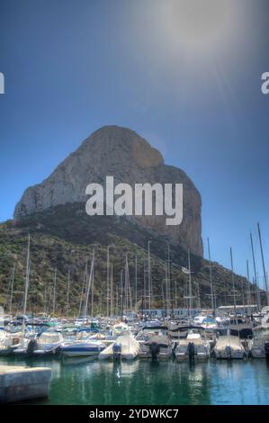 Blick auf den Yachthafen und den berühmten Kalksteinfelsen mit Blick auf die Stadt Calpe in der spanischen Provinz Alicante Stockfoto