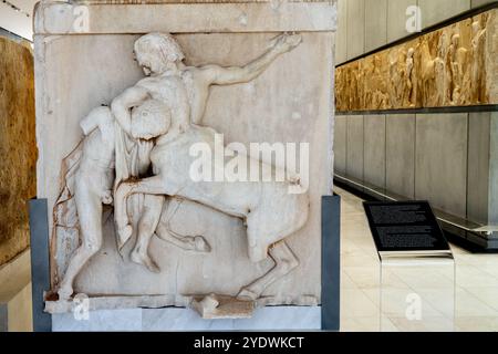 Ein Zentaur greift einen Lapith am Hals, während er versucht, ihn mit einem Ast zu schlagen. Die Marmorskulptur gehört zum südlichen Metop des Parthenon. Athen. Stockfoto