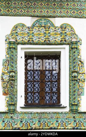 Fliesenplatte an einem Fenster im Kloster St. Nikolaus im Dorf Wjashishchi bei Veliky Nowgorod, Russland, Europa Stockfoto