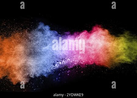 Abstrakte mehrfarbige Pulverexplosion auf schwarzem Hintergrund. Freeze-Bewegung von bunten Staubpartikeln Spritzen. Lackiertes Holi Stockfoto