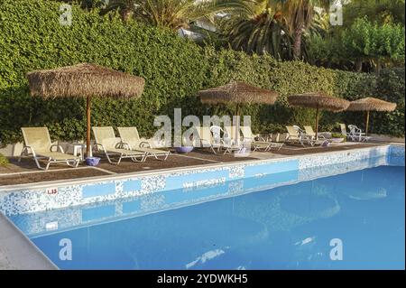 Poolbereich des Hotels mit Sonnenschirm und Liegestühle Stockfoto