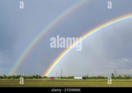 Doppelter Regenbogen am Himmel nach dem Regen Stockfoto