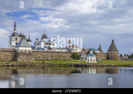 SOLOVETSKY Kloster ist ein befestigtes Kloster auf den Solovetsky Inseln im Weißen Meer, Russland. Blick vom Weißen Meer Stockfoto