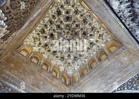Decke mit Muqarnas (Stalaktit-Deckendekoration) im Alhambra-Palast, Granada, Spanien, Europa Stockfoto