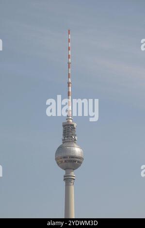 Nahaufnahme des Berliner Fernsehturms vor blauem Himmel, Berlin, Deutschland, Europa Stockfoto