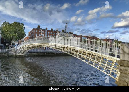 Die ha'Penny Bridge, offiziell die Liffey Bridge, ist eine Fußgängerbrücke, die im Mai 1816 über den Fluss Liffey in Dublin gebaut wurde Stockfoto