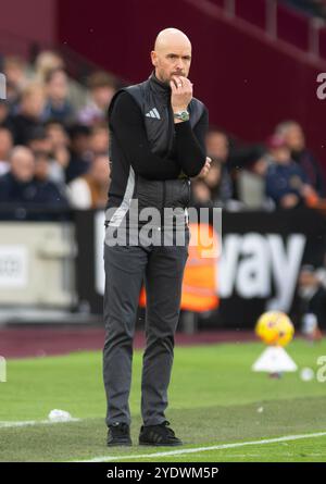 London, Großbritannien. Oktober 2024. Manchester United-Manager Erik Ten Hag sieht von der Touchline aus zu. Premier League Spiel, West Ham Utd gegen Manchester Utd im London Stadium, Queen Elizabeth Olympic Park, am Sonntag, den 27. Oktober 2024. Dieses Bild darf nur für redaktionelle Zwecke verwendet werden. Foto nur für redaktionelle Verwendung von Sandra Mailer/Andrew Orchard Sportfotografie/Alamy Live News Credit: Andrew Orchard Sportfotografie/Alamy Live News Stockfoto