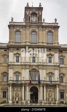 Der Herzogspalast von Modena ist ein barocker Palast in Modena, Italien. Es war zwischen 1452 und 1859 Residenz der Este-Herzöge von Modena Stockfoto