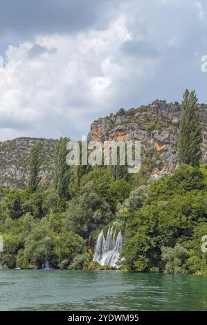 Roski Slap ist ein großer Wasserfall im Krka-Nationalpark, Kroatien, Europa Stockfoto