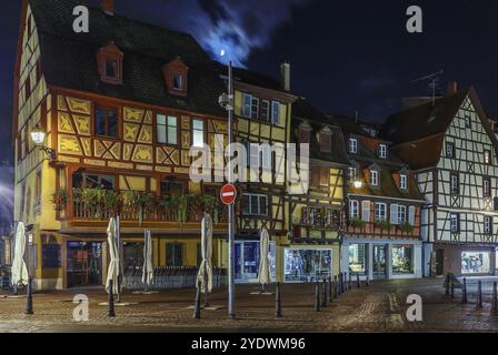 Straße mit historischen Häusern im Stadtzentrum von Colmar, Elsass, Frankreich. Abends Stockfoto