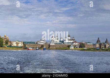 SOLOVETSKY Kloster ist ein befestigtes Kloster auf den Solovetsky Inseln im Weißen Meer, Russland. Blick vom Weißen Meer Stockfoto