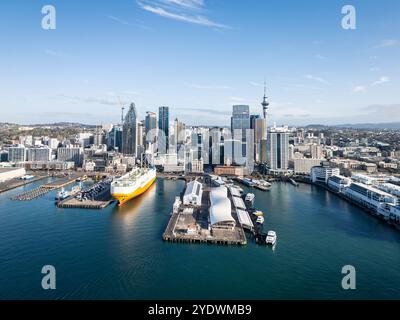 Auckland, Neuseeland - 14. August 2024: Aus der Vogelperspektive auf die Skyline von Auckland mit einer Grimaldi Lines Fähre, die im Hafen bei der Fähre Termi ankert Stockfoto