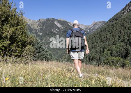 Kaukasischer Tourist mittleren Alters, der auf den spanischen Pyrenäen spazierengeht Berg Stockfoto