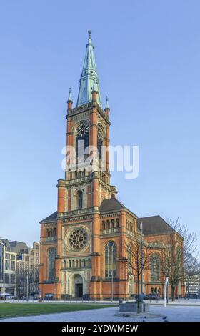 Die Johanneskirche ist mit ihrem fast 88 m hohen Turm die größte evangelische Kirche in Düsseldorf Stockfoto