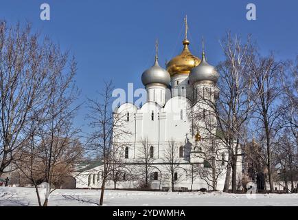 Kathedrale unserer Lieben Frau von Smolensk (16. Jahrhundert). Das Nowodewitschi-Kloster ist wahrscheinlich das bekannteste Kloster Moskaus Stockfoto