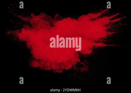 Rote Pulverexplosionswolke auf schwarzem Hintergrund. Fixieren Sie die Bewegung des Spritzens roter Staubpartikel Stockfoto