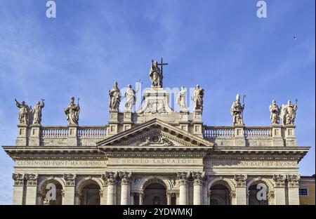 Die päpstliche Archbasilika St. Johannes Lateran ist die Kathedrale und der offizielle kirchliche Sitz des Bischofs von Rom, der der Papst ist. Fassade Stockfoto