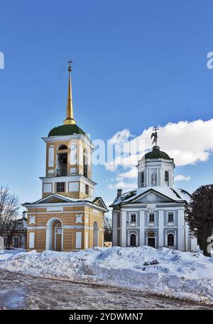 Kirche und Glockenturm im Kuskowo-Anwesen in Moskau Stockfoto