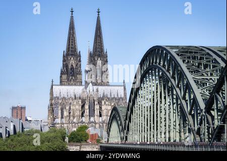 Blick über den Rhein entlang der Hohenzollernbrücke zum Kölner Dom im warmen Morgenlicht im Mai 2024 Stockfoto