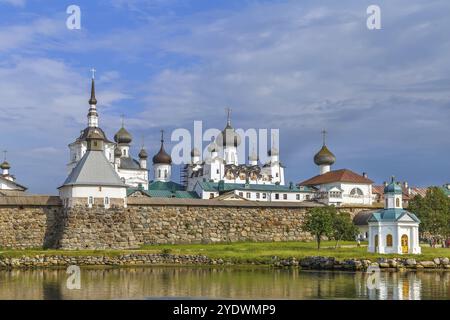 SOLOVETSKY Kloster ist ein befestigtes Kloster auf den Solovetsky Inseln im Weißen Meer, Russland. Blick vom Weißen Meer Stockfoto