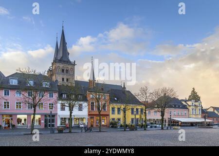 Marktplatz mit hiatralischen Häusern und Kathedrale in Xanten City, Deutschland, Europa Stockfoto