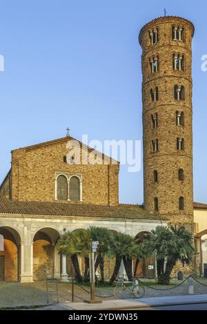 Die Basilika Sant Apollinare Nuovo ist eine Basilika in Ravenna, Italien. Sie wurde von dem ostrogotischen König Theoderich dem Großen als seine Palastkapelle errichtet Stockfoto