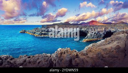 Malerische Landschaft Los Hervideros Lava Höhlen auf Lanzarote Insel, Wahrzeichen auf den Kanarischen Inseln. Stockfoto