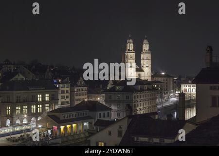 Stadtbild Zürich mit der Großmunster-Kirche vom Lindenhof am Abend, Schweiz, Europa Stockfoto