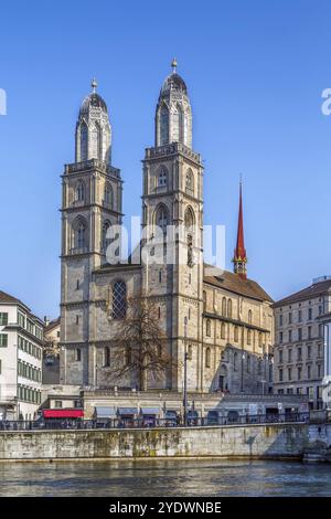 Die Großmunster ist eine evangelische Kirche im Stil der Romanik in Zürich, Schweiz. Sie ist eine der drei großen Kirchen der Stadt Stockfoto