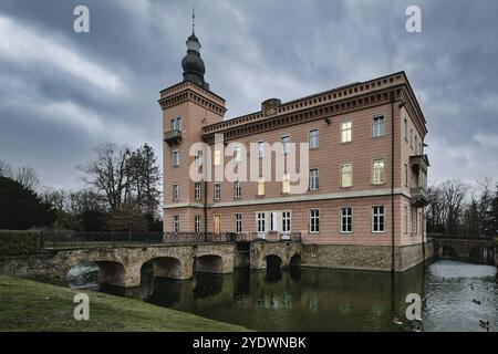 Das Wasserschloss Gracht in Erftstadt-Liblar bei Dämmerung Stockfoto