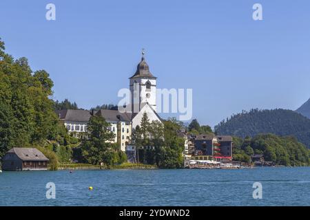 Ansicht der St. Wolfgang-Kirche aus Wolfgangsee, Österreich, Europa Stockfoto