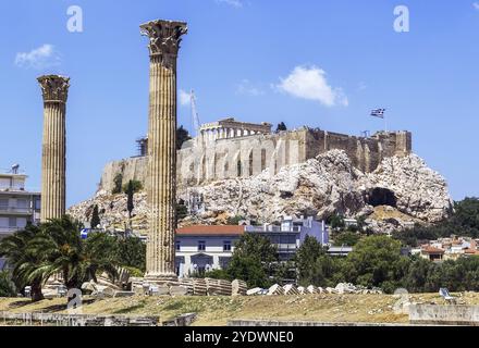 Blick auf die Athener Akropolis vom Tempel des Olympischen Zeus Stockfoto