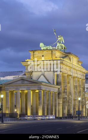 Das Brandenburger Tor ist ein ehemaliges Stadttor, das Ende des 18. Jahrhunderts als neoklassizistischer Triumphbogen umgebaut wurde und heute eines der bekanntesten Ländereien ist Stockfoto