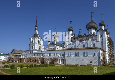 Das Kloster SOLOVETSKY ist ein befestigtes Kloster auf den Solovetsky-Inseln im Weißen Meer, Russland. Blick auf den Haupthof Stockfoto