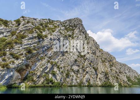 Felsen am Ufer des Flusses im Nationalpark Krka, Kroatien, Europa Stockfoto