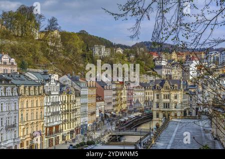 Historische Häuser am Fluss Tepla im Stadtzentrum von Karlovy Vary, Tschechische republik Stockfoto