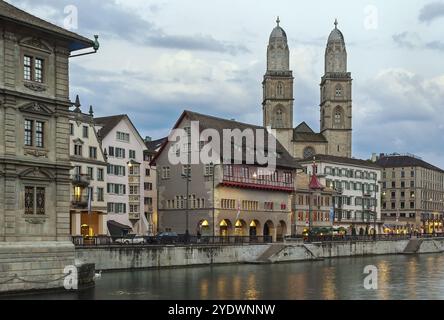 Die Großmunster ist eine evangelische Kirche im Stil der Romanik in Zürich, Schweiz. Sie ist eine der drei großen Kirchen der Stadt Stockfoto