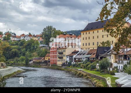 Historische Häuser entlang der Moldau in Cesky Krumlov, Tschechische republik Stockfoto