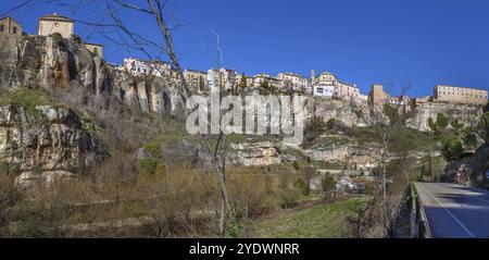 Panoramablick auf das historische Zentrum von Cuenca auf Felsen vom Huecar River Canyon, Spanien, Europa Stockfoto