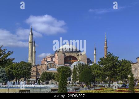 Hagia Sophia ist eine ehemalige orthodoxe Patriarchalbasilika, später eine Moschee und heute ein Museum in Istanbul, Türkei. Blick vom Sultanahmet Park Stockfoto