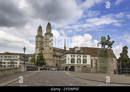 Die Großmunster ist eine evangelische Kirche im Stil der Romanik in Zürich, Schweiz. Sie ist eine der drei großen Kirchen der Stadt Stockfoto