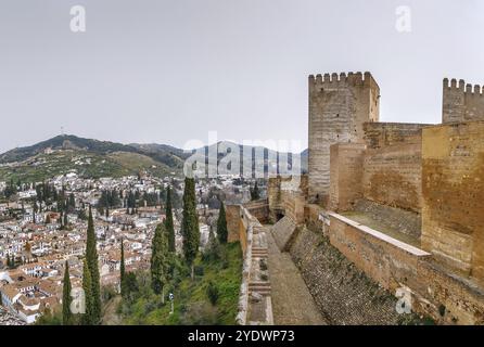 Blick auf Mauern und Turm der Festung Alcazaba und Granada Stadt, Spanien, Europa Stockfoto