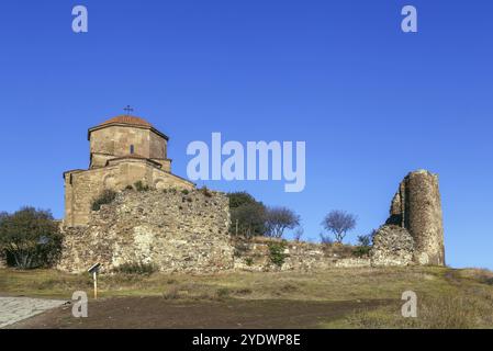 Das Jvari-Kloster ist ein georgisch-orthodoxes Kloster aus dem sechsten Jahrhundert in der Nähe von Mzcheta im Osten Georgiens Stockfoto