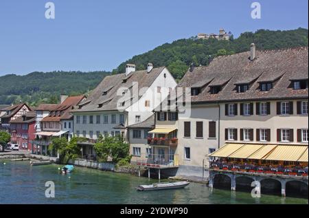 Mit vielen mittelalterlichen Fachwerkhäusern und Häusern aus dem 16. Jahrhundert, deren Fassaden mit Fresken bemalt sind, ist Stein am Rhein eines der schönsten Stockfoto