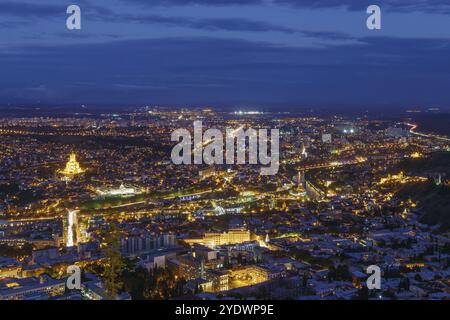 Panoramablick auf Tiflis vom Berg Mtatsminda am Abend, Georgien, Asien Stockfoto