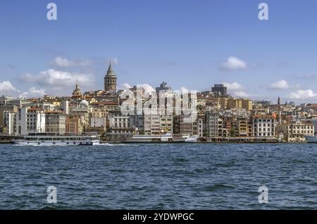 Blick auf Istanbul Beyoglu mit Galaturm vom Bosporus, Türkei, Asien Stockfoto